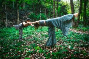 sporter yoga i natur med två flickor foto