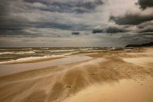 landskap från de strand på de putsa baltic hav på en molnig Häftigt blåsigt vår dag foto