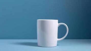 vit kaffe kopp attrapp på en blå bakgrund, generativ ai foto