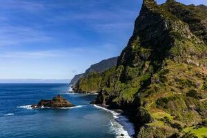 hög klippor av madeira, portugal foto