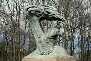 Warszawa, polen - 26: e Mars 2023 - de fryderyk chopin monument i lazienki krolewskie - kunglig bad parkera skulpterad förbi waclaw szymanowski och oskar sosnowski i 1926 foto