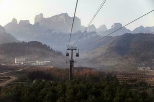 tianmen shan kabel- bil är de längst kabel- bil rida i de värld, beläggning en distans av 7 455 meter. de bil kör från zhangjiajie stadens centrum upp till tianmen Shan, Kina foto