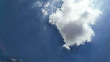 klar blå himmel med en få cumulonimbus moln foto