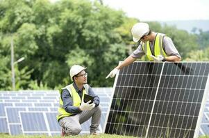 ett team av manliga ingenjörer är på väg att installera solpaneler. vid solkraftverket beställde ingenjörsteamet och installerade solceller. foto