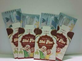 thr kuvert som innehåller pengar till vara given till barn eller familj eller relationer under eid al-fitr. foto