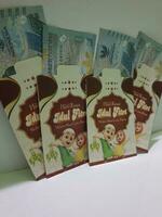 thr kuvert som innehåller pengar till vara given till barn eller familj eller relationer under eid al-fitr. foto