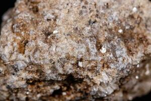 makro mineral sten albit på svart bakgrund foto