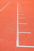 vit linje på sport golv i stadion. foto