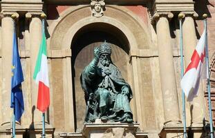 staty av påve gregorio xiii i bologna. Italien foto