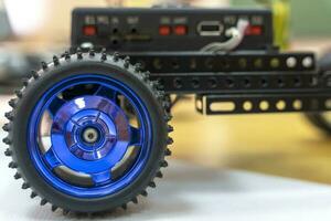 programmerbar barns robot bil i de form av en plattform på hjul foto