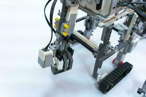 programmerbar barns robot med gripare på en crawler plattform foto