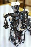 bak- se av en programmerbar barns robot monterad från designer foto