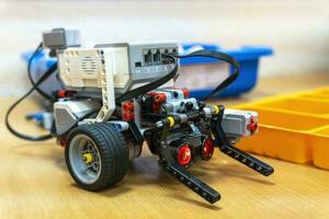 programmerbar barns robot monterad från designer delar foto
