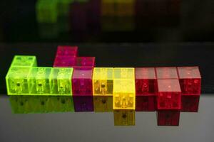 tredimensionell färgad tetris siffror på glansig svart glas, Plats för kopiering foto
