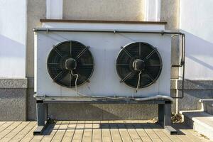 luft konditionering enhet på de Fasad av de byggnad kylning fläktar foto