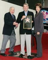 mel bäckar alan ladd jr wifealan ladd jr hollywood promenad av berömmelse ceremonylos angeles fall september 28 20072007 foto