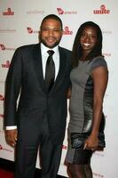 los angeles nov 11 anthony anderson ankommer på de sten de kabash gala 2010 på dorothy chandler paviljong på november 11 2010 i los angeles ca foto