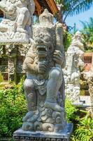 gammal traditionell balinesisk staty av de gudom barong. foto