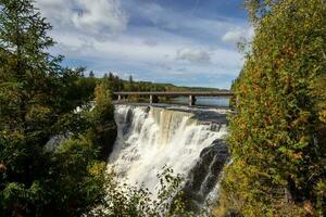 bro på de topp av de kakabeka faller, Ontario, kanada foto