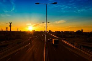 motorväg över de solnedgång foto