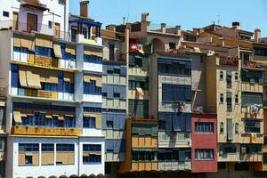girona, Spanien 2013, persienner från de sommar Sol på de fönster av färgrik hus foto