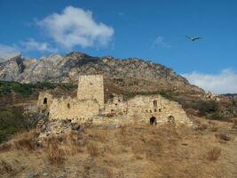 höst se av gammal egiska torn komplex, ett av de största medeltida slottsliknande torn byar, belägen på de extremitet av de berg räckvidd i ingushetia, Ryssland. foto