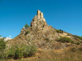 Svårt att nå gammal slåss torn på de rocks. unik medeltida torn komplex vovnushki, ett av de äkta medeltida slottsliknande torn byar, belägen i ingushetia. foto