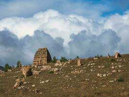 skön dramatisk landskap natur se i de berg. gammal ossetian familj krypta i de dimmig berg. digoria område. norr ossetia, Ryssland. foto