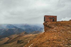 turist trä- hus på de kant av en klippa. de bermamyt platå i karachay-cherkessia. foto