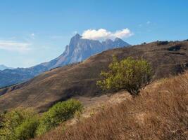 tsey-lerjord fjäll, ingushetia. höst berg landskap med spetsig stenar på en klar solig dag. höst berg landskap av ingushetia. foto