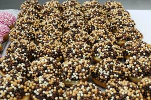 orientalisk sötsaker och godis är såld på en basar i israel. foto