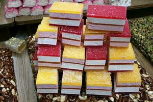 orientalisk sötsaker och godis är såld på en basar i israel. foto