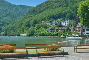 promenad i traunkirchen på sjö traunsee, övre österrike foto