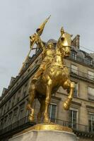 hästsport skulptur av jeanne d'arc i paris foto