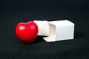 röd hjärta i vit papper låda ,valentin begrepp. foto