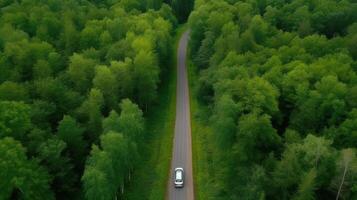 luftburet ser grön timberland med bil på de svart-topp väg. kreativ resurs, ai genererad foto