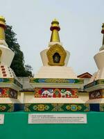 ipoh, malaysia i november 2019. stupa på dudjom ny skatt buddist samhälle, ipoh, perak, malaysia som var byggd i 1993 foto