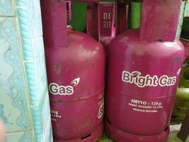 tegal, Maj 2023. 12 kg lpg gas cylinder eller flytande petroleum gas produceras förbi pertamina. foto