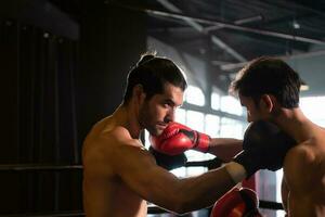 stansning är ett av de bemästra tekniker av muay thai den där är Begagnade till sparka och hiss till förhindra sparkar. som boxare är populärt Begagnade som vapen, muay thai, thai krigisk konst. foto