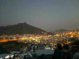 mecka, saudi Arabien, april 2023 - skön se av makkah stad från jabal noor berg i mecka. de historisk grotta hara är belägen på de topp av jabal noor. foto