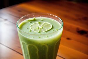 gurka smoothie i en glas på en svart bakgrund. grön smoothie med kalk och mynta. friska mat begrepp. generativ ai foto