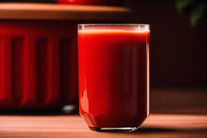 färsk tomat juice i en glas på en trä- bakgrund, närbild. friska mat begrepp. generativ ai foto