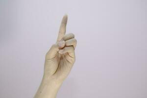 index finger tecken på vit isolerat bakgrund, kvinnlig pekande på något närbild av hand foto