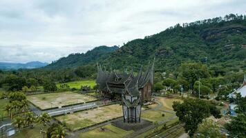 antenn se av istano baso pagar ruyung, en arv byggnad med traditionell minangkabau design på tanah data. rumah gadang istana basa pagaruyung. väst sumatra, Indonesien, januari 25, 2023 foto