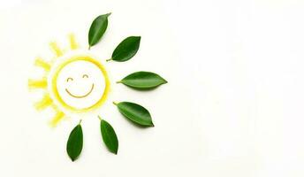 grön energi begrepp. leende Sol med grön blad som ljus lysande Sol. kol neutral och utsläpp t.ex för rena energi. hållbar Resurser, förnybar och miljö- vård foto