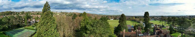 ultra bred panorama- hög vinkel se av luton stad av england. antenn se av stad var fångad på 17 april 2023 med drönare kamera från låg höjd över havet. foto