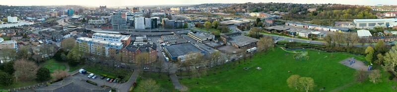 ultra bred panorama- hög vinkel se av luton stad av england. antenn se av stad var fångad på 17 april 2023 med drönare kamera från låg höjd över havet. foto