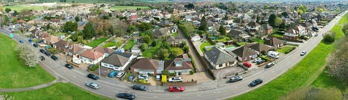 ultra bred panorama- hög vinkel se av luton stad av england. antenn se av stad var fångad på 17 april 2023 med drönare kamera från låg höjd över havet. foto