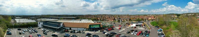 ultra bred panorama- hög vinkel se av luton stad av england. antenn se av stad var fångad på 17 april 2023 med drönare kamera från låg höjd över havet. foto