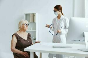 äldre kvinna patient sjukhus undersökning hälsa vård foto